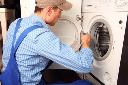Técnico revisando una lavadora 